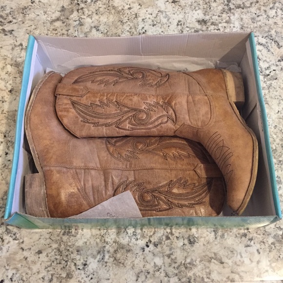 Boots - Picture 2 of 8